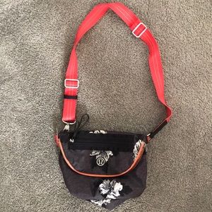 Lululemon festival bag, black floral